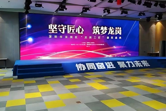 P4.8 HD Dynamic Stage &amp; Retail Displays için 16 Bit Gri Ölçeği 7680Hz Yenileme Hızı